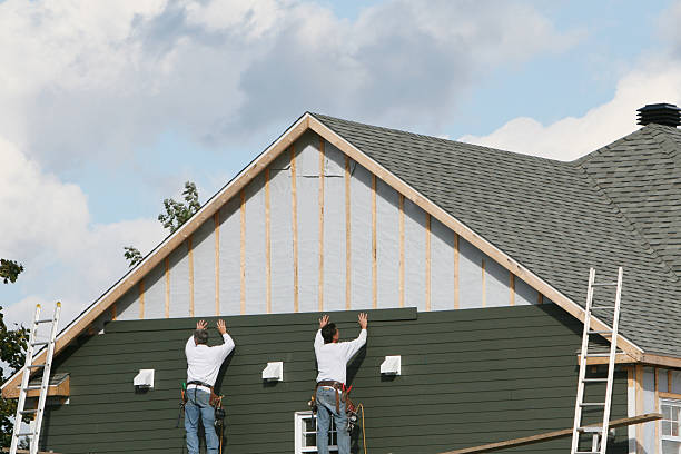 Professional Siding technician working in Warren, IL